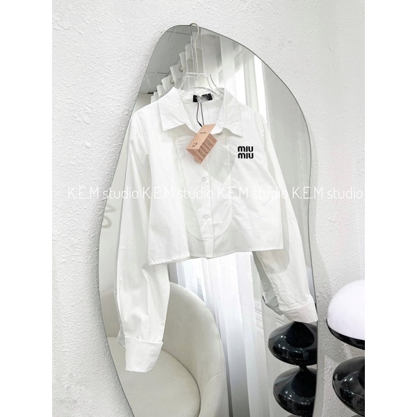 Áo sơ mi croptop hình thêu Miu Miu may thân yếm cổ đức sịn sò, 3 khuy hoa đá và khuy ngọc/ Seyo Studio