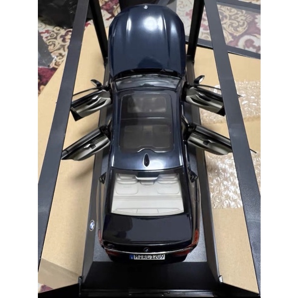 Mô hình xe sedan BMW 750i tỉ lệ 1:18