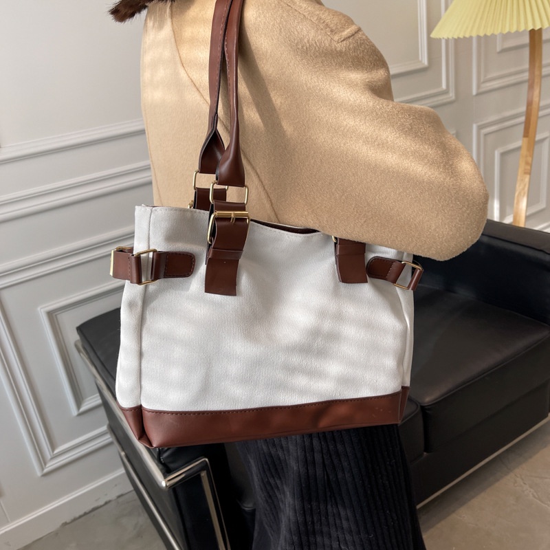 Túi xách đeo vai size trung vải canvas phối da mỏng