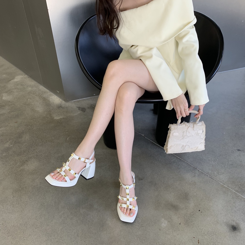 Giày Cao Gót Da Bóng Đế Dày Hở Ngón Đính Đinh Tán Chống Thấm Nước Thời Trang Xuân Hè 2023 Cho Nữ