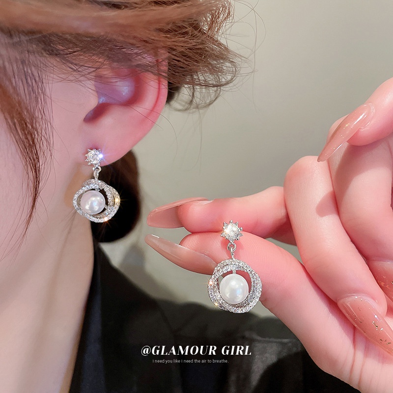 Khuyên Tai Tròn Đính Hoa Và Ngọc Trai Sang Trọng