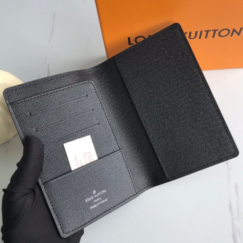 Bộ Hộ Chiếu Louis Vuitton M60181 Một Trăm Ảnh Thời Trang