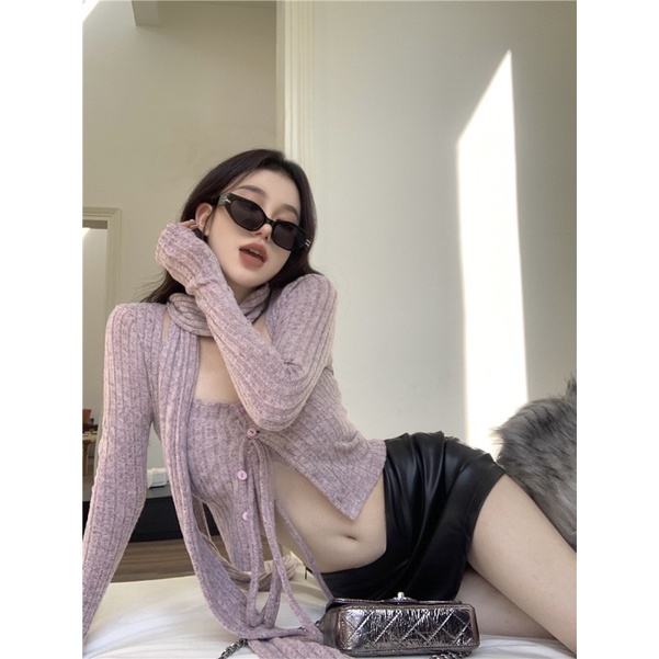 Áo cardigan mỏng kết hợp cùng khăn quyến rũ