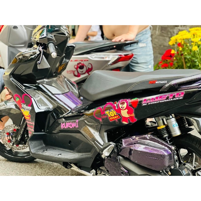 Tem Decal Sét Gấu Dâu Trang Trí Xe Gắn Máy