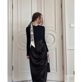 Set áo đen tay dài cổ tròn + Chân váy midi lụa dài đen nhún tà xéo