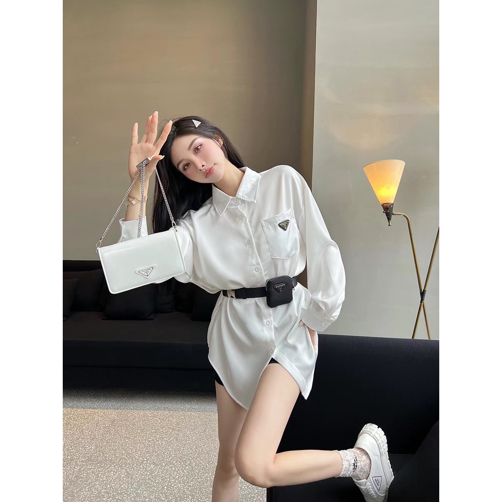 Prada Áo Sơ Mi Dáng Dài In Logo Phối Túi Đeo Hông Cá Tính