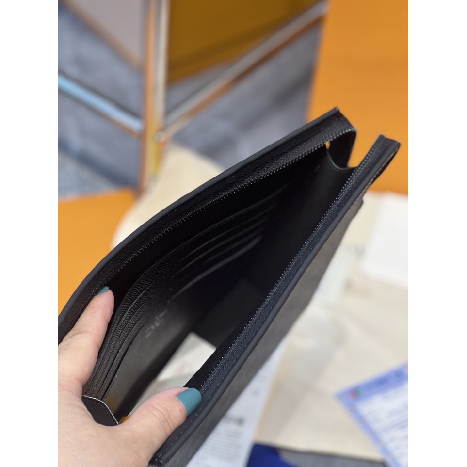 Ví cầm tay M266-27 LV POCHETTE VOYAGE LEATHER IN BLACK  Kích thước: 27 x 21 x 6 cm FULLBOX, TÚI VẢI, CARD