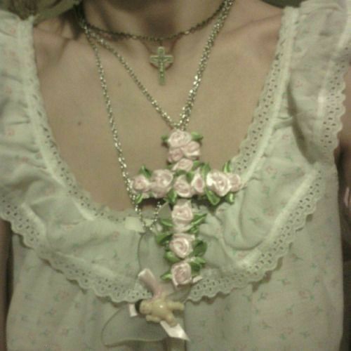 *₊‧ Vòng cổ đá rose quartz mặt hình trái tim coquette vintage 70s, dây chuyền thánh giá nữ tính dành cho bạn gái ‧₊*