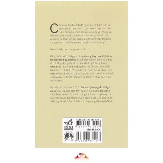 Sách - Bước Chậm Lại Giữa Thế Gian Vội Vã