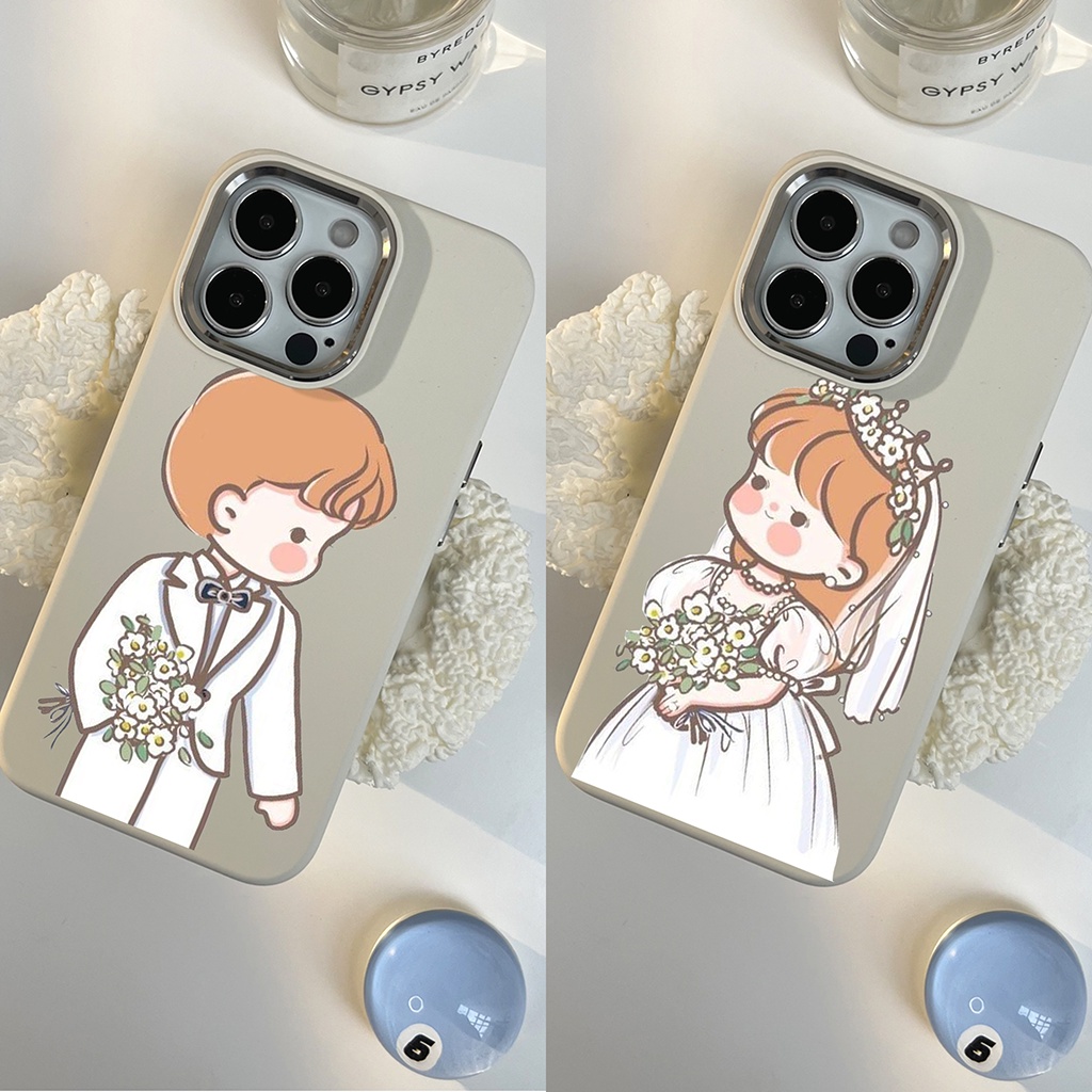 Ốp lưng iphone camera bạc cặp đôi cô dâu chú rể tóc vàng ôm hoa cạnh vuông IPhone 14 13 12 11 Pro Plus Max 6 7 8 S Plus