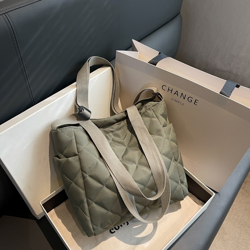 Túi Tote Đeo Vai Sức Chứa Lớn Thêu Họa Tiết Kim Cương Màu Trơn Thời Trang Mùa Đông 2023 Cho Nữ