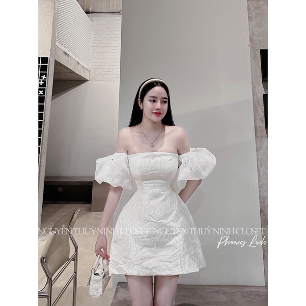 Váy gấm trễ vai tay phối bèo