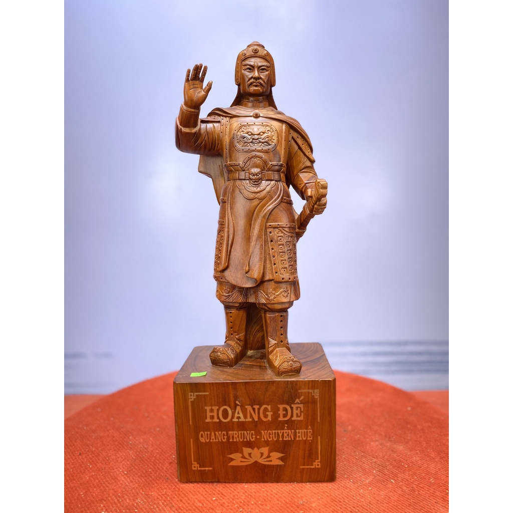 Tượng vua quang trung gỗ bách xanh thơm