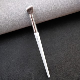 Cọ trang điểm Tạo Khối Mũi Fillimilli Angled Shading Brush 551 trắng