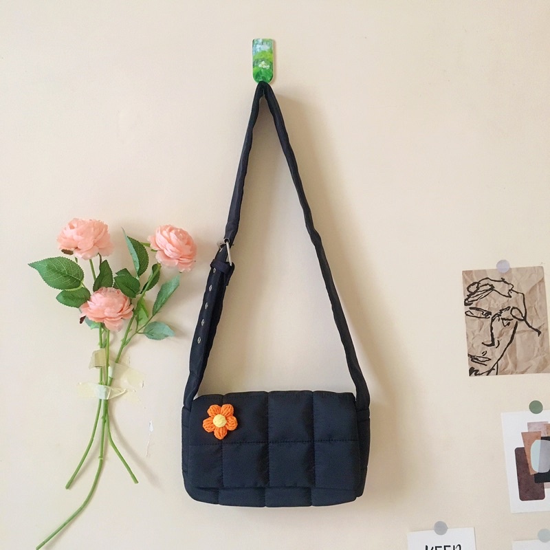 Ghim cài bông hoa lên balo, túi xách, quần áo