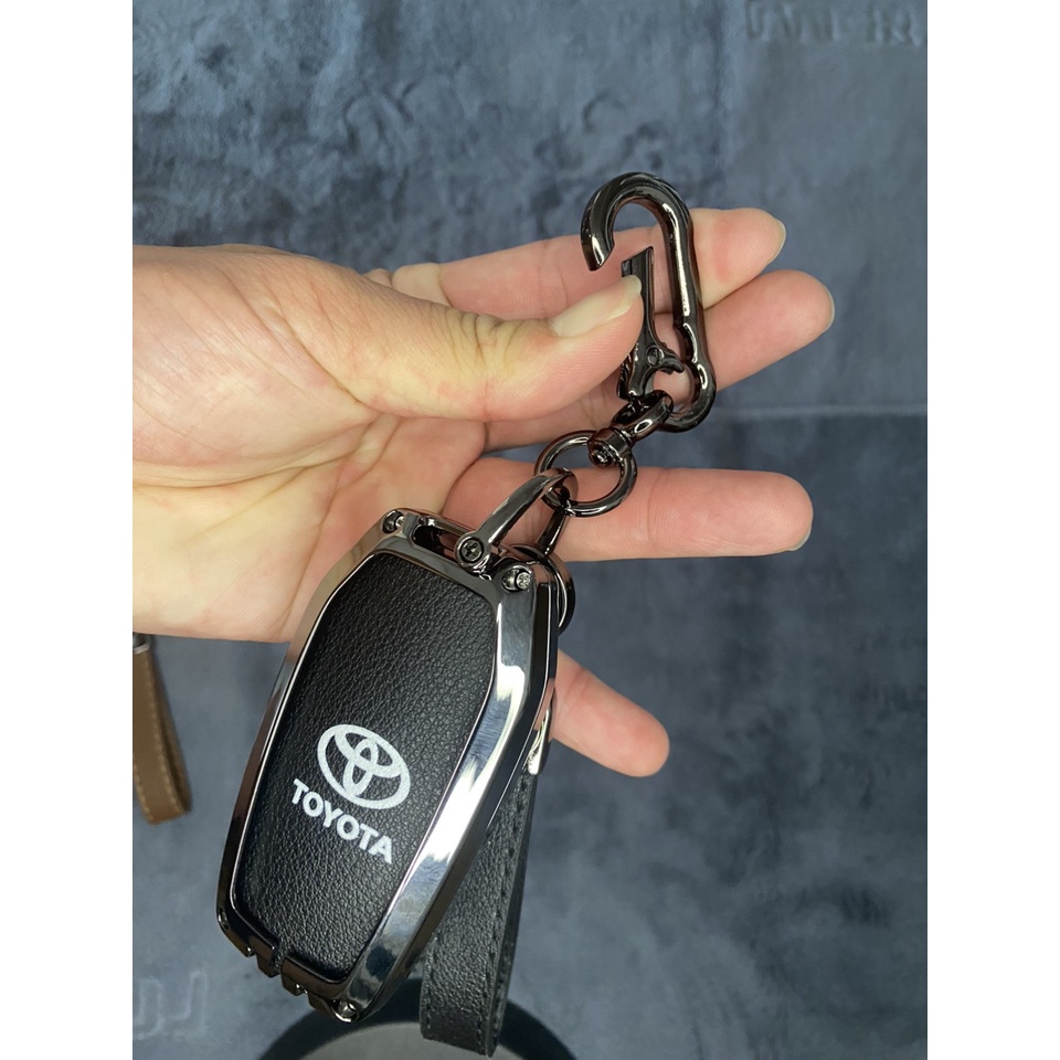 Ốp Chìa Khóa Xe Toyota Fortuner, Prado, Hilux Hợp Kim Và Da Cao Cấp Sang Trọng, Bền Đẹp