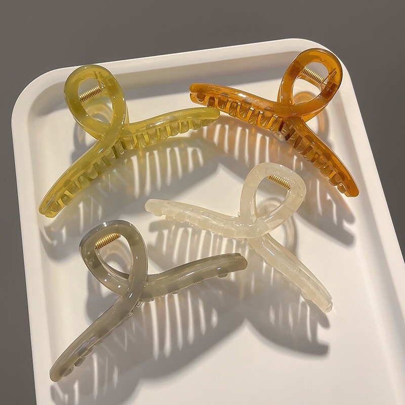 KẸP TÓC CÁ MẬP NHỰA XÁM TRONG