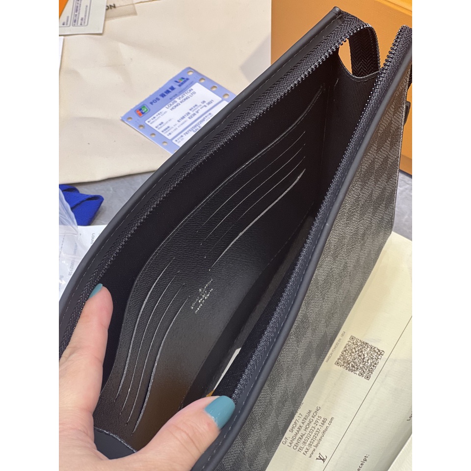 Ví cầm tay M266-27 LV POCHETTE VOYAGE LEATHER IN BLACK  Kích thước: 27 x 21 x 6 cm FULLBOX, TÚI VẢI, CARD