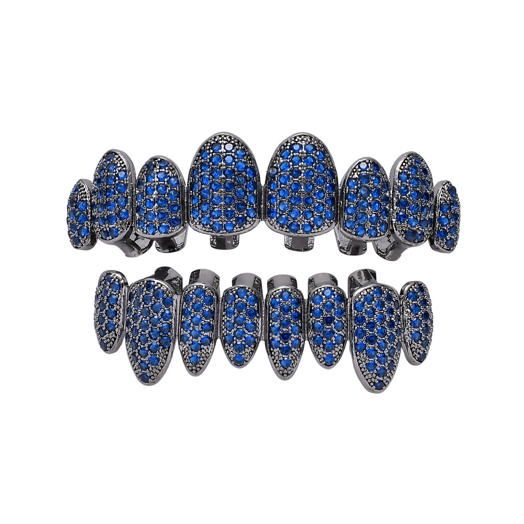 Phong cách thời trang Y2K: Đạo cụ Grillz Hip Hop với niềng răng không đều, ma cà rồng fangs và niềng