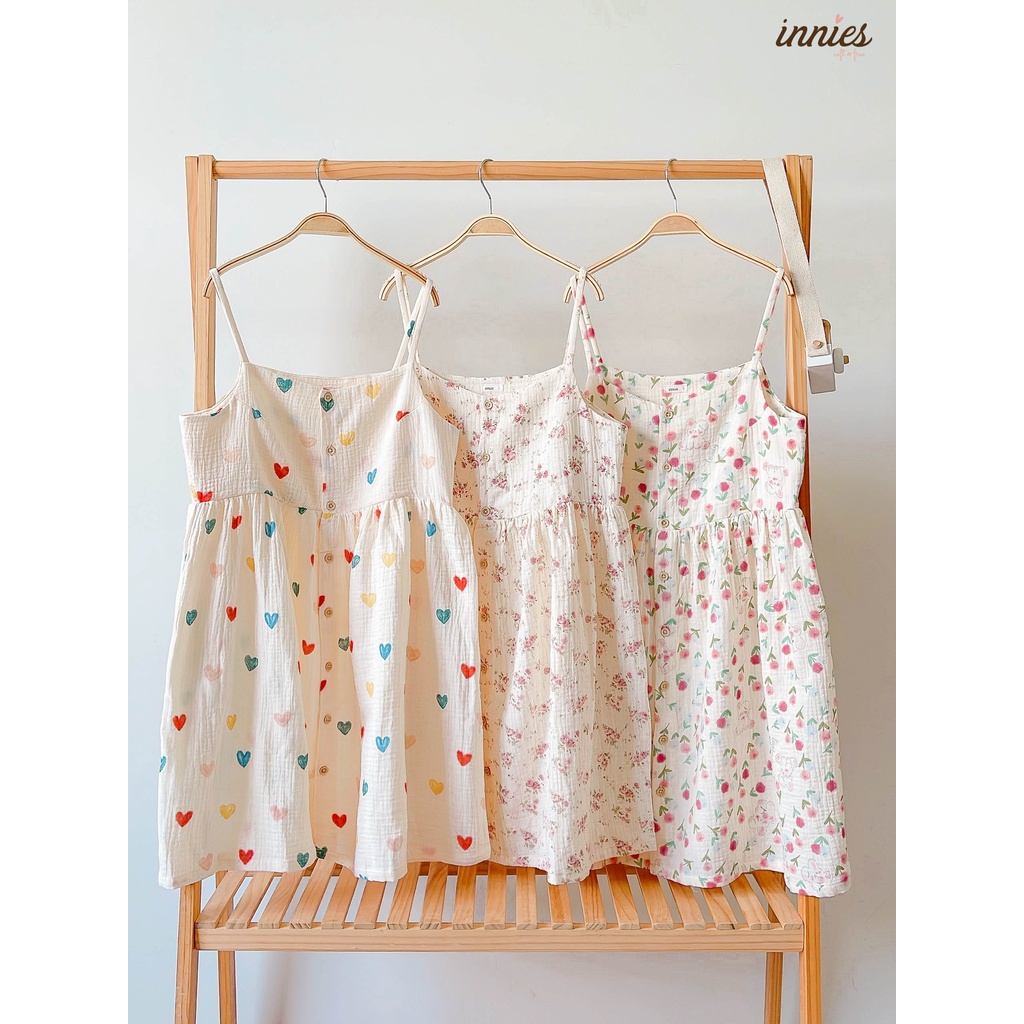 Đầm 2 dây NỮcotton muslin, nút cài giữa, dáng xoè đáng yêu mặc nhà Innies - IN-23DAMNU002