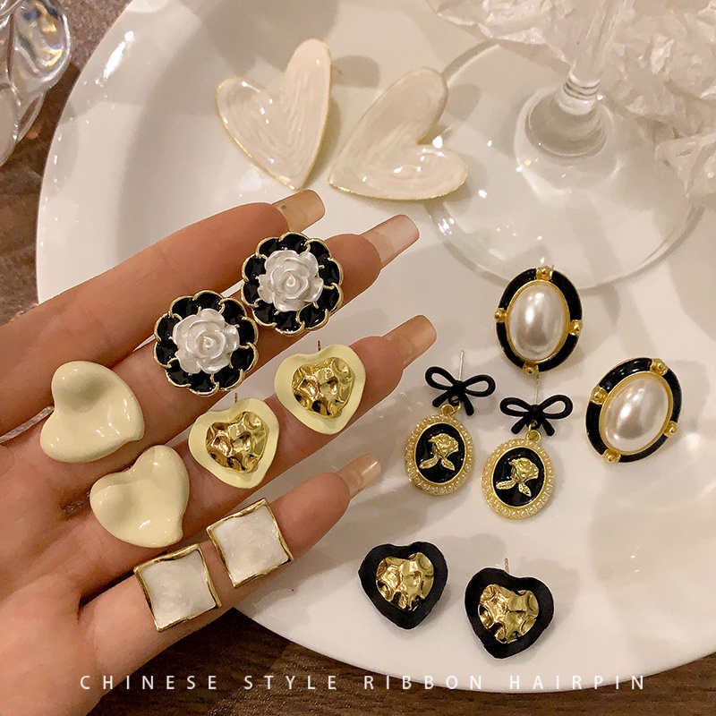 Khuyên Tai Kim Loại Hình Hoa Màu Trắng Đen Phong Cách Hàn Quốc Thời Trang 2023