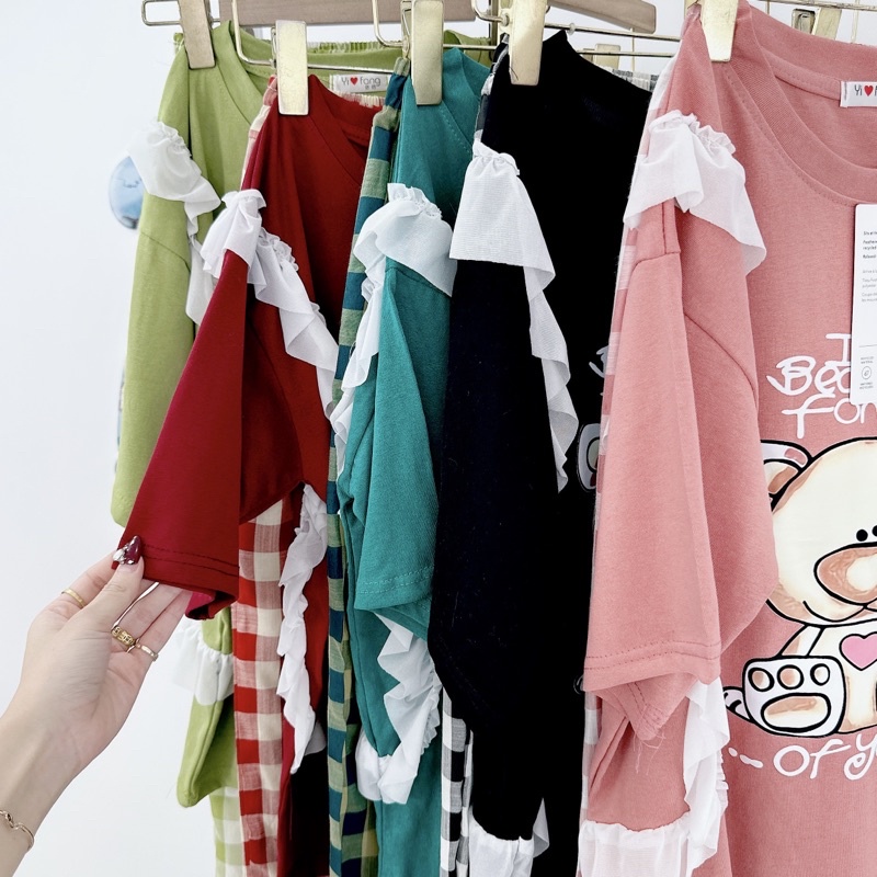 [ 𝐅𝐑𝐄𝐄 𝐒𝐇𝐈𝐏 ] Set áo phông gấu viền bèo mix quần suông caro Áo cotton khô QC l1 dày dặn, nẹp viền cổ cẩn thận, hình ép