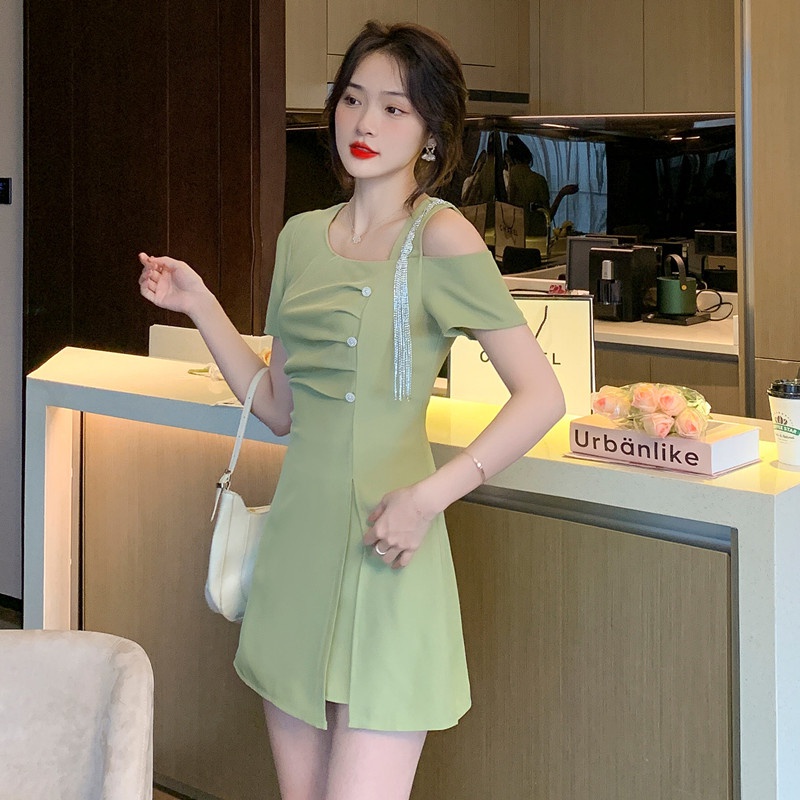 Bộ Áo Trễ Vai Phối Quần Short Lệch Tà Thời Trang Xuân Hè Sành Điệu