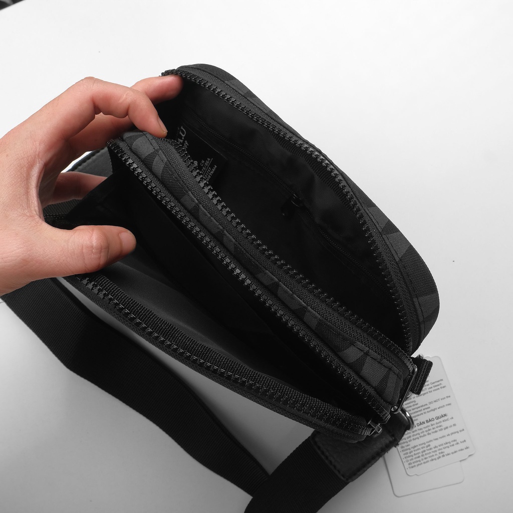 Túi đeo chéo nam nữ thêu gấu Who.au Steve mini form ngang 2 ngăn kèm túi tiddi sành điệu size 20