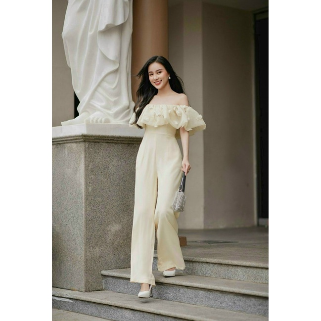 HÀNG THIẾT KẾ - JUMPSUIT DÀI ỐNG SUÔNG VAI BÈO VOAN HOA NỔI TRỄ VAI SANG CHẢNH - BH30400