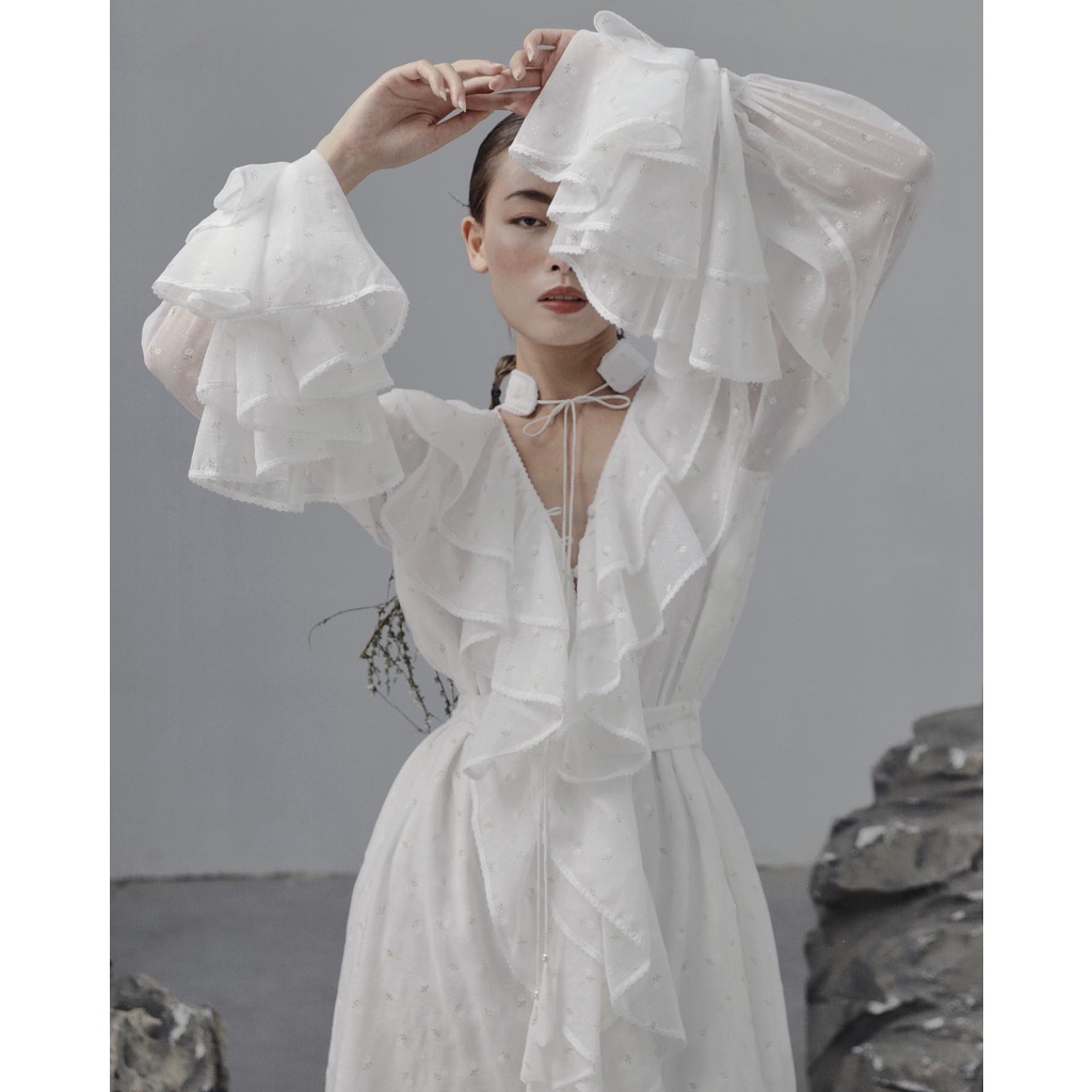 Đầm maxi bèo nhún xếp tầng tay phồng The Country TCB Ratio Maxi Dress vải trắng thêu hoa