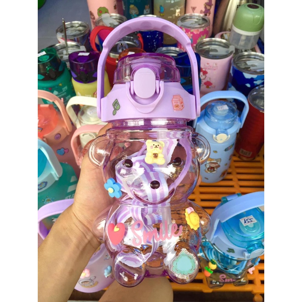 Bình nhựa Hình con Gấu có quai cầm dây đéo chéo siêu dễ thương, giao màu ngẫu nhiên