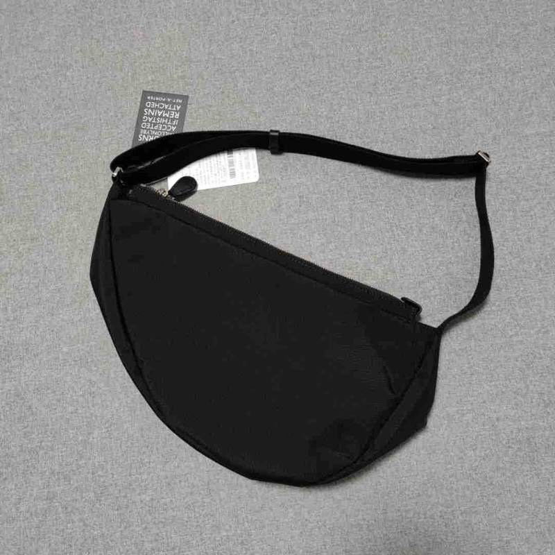 Túi Đeo Vai Chất Liệu nylon Nhẹ Hình Quả Chuối Phối Khóa Kéo Màu Đen