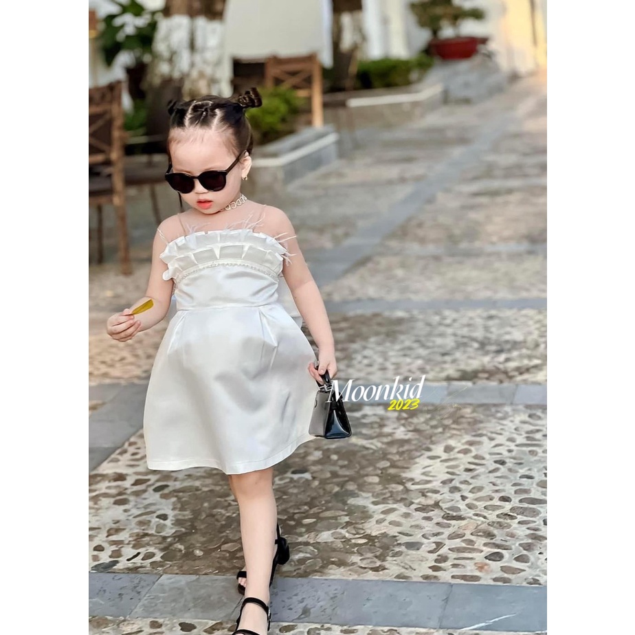 Váy trắng phồng xếp bèo ngực bé gái