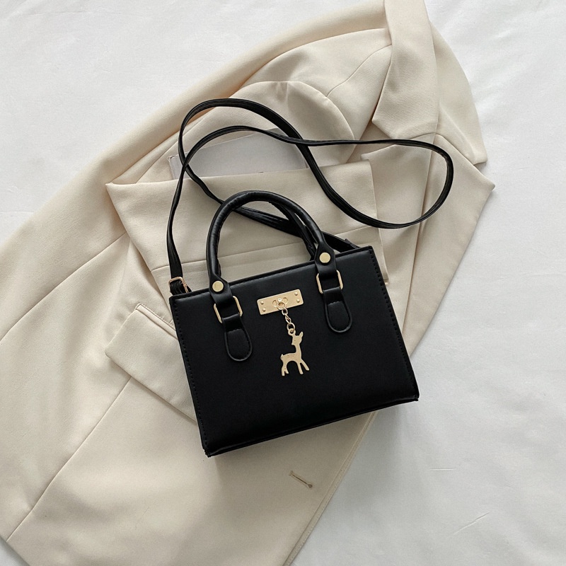 Túi xách nữ đeo chéo kiểu vuông khóa kéo có quai xách thanh lịch kèm móc khóa kim loại, có hai màu đen và trắng