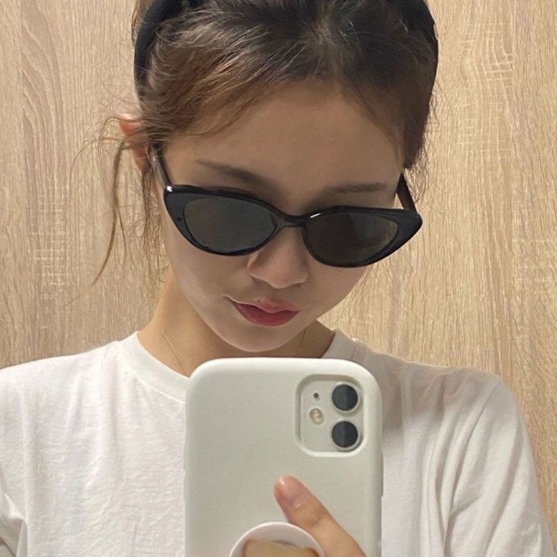 ✯Khung Ảnh Thời Trang Thiết Kế Độc Đáo✯Kính Mát Gọng Nhỏ Hình Tam Giác Đính Đá Mắt Mèo Phong Cách Pháp Cổ Điển Màu Đen Thời Trang Chống Nắng Mùa Hè Cho Nữ