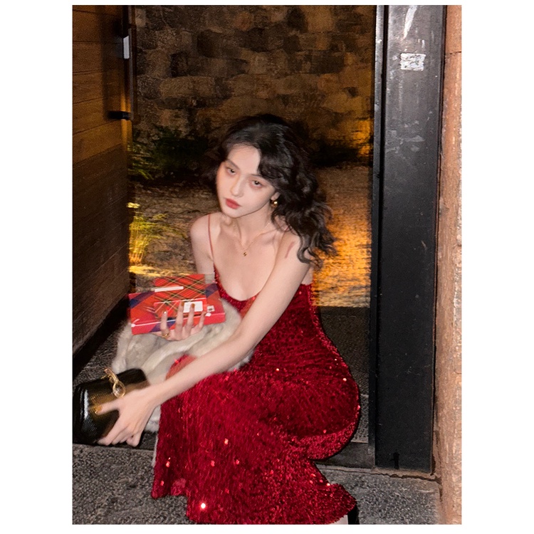 Đầm Nhung Hai Dây Cổ Chữ v Đính Kim Sa Lấp Lánh Thời Trang