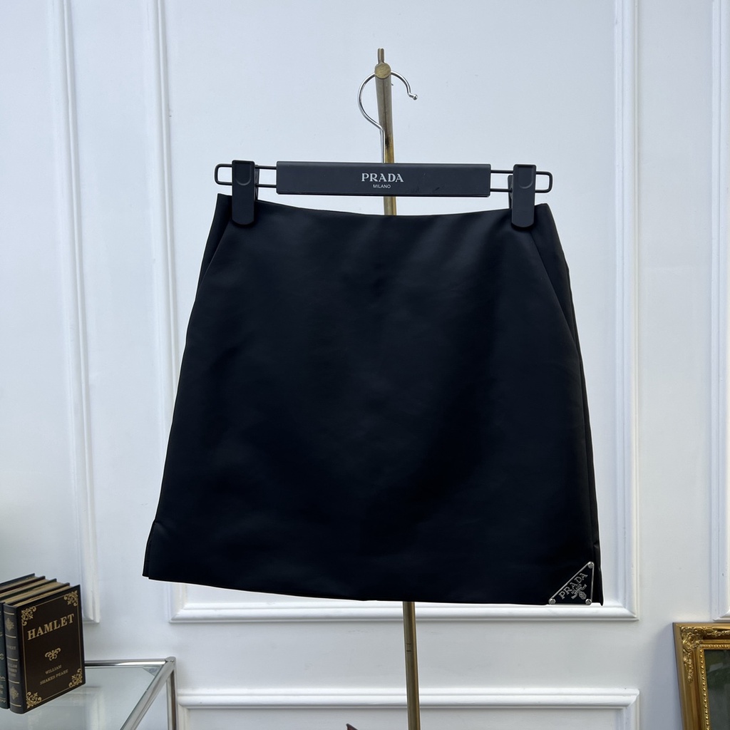 Set áo sơ mi croptop và chân váy thời trang cao cấp Prada phong cách trẻ trung, thu hút