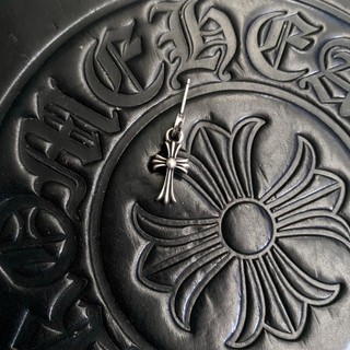 Bông tai Chromehearts cross