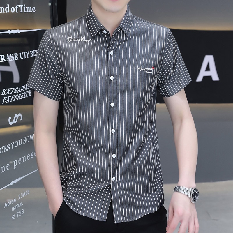 Áo Sơ Mi Nam Tay Ngắn Kẻ Sọc Thêu Chữ Đơn Giản Màu Trắng / Đen / Xám Nhạt Phong Cách Hàn Quốc