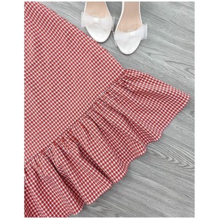 Váy đuôi cá kẻ đỏ cổ vuông dáng dài chất vải thô