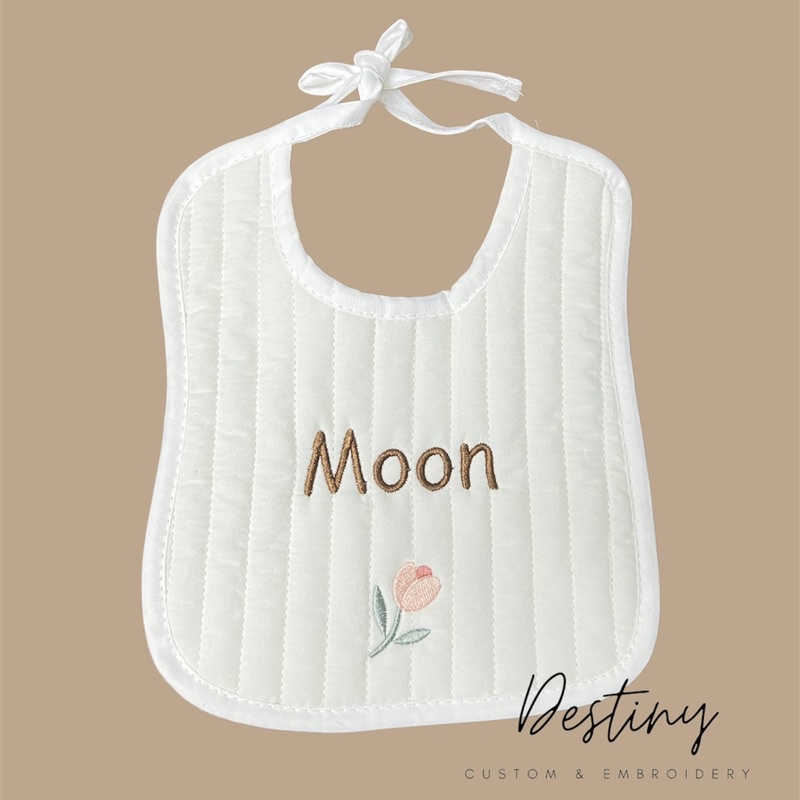 Yếm ăn dặm, yếm trần bông thêu tên cho bé hình thật shop chụp☀️