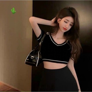 Áo thun croptop cổ tim phối viền