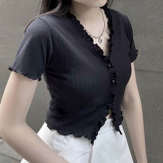 Áo croptop kiểu viền bèo kèm cúc ngọc ngọt ngào