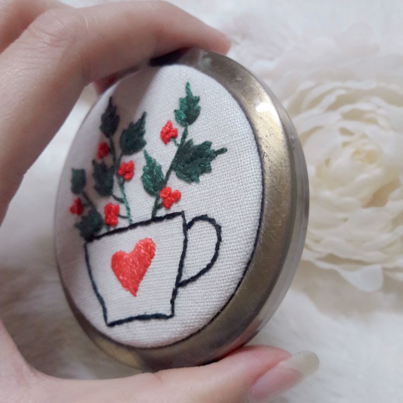 Gương thêu tay handmade