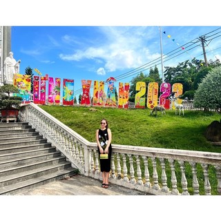 Đầm nhung cổ yếm