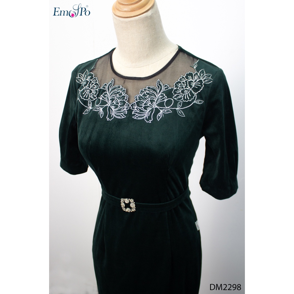 Đầm nhung ôm thêu hoa phối van kính ngực Emspo DM2298