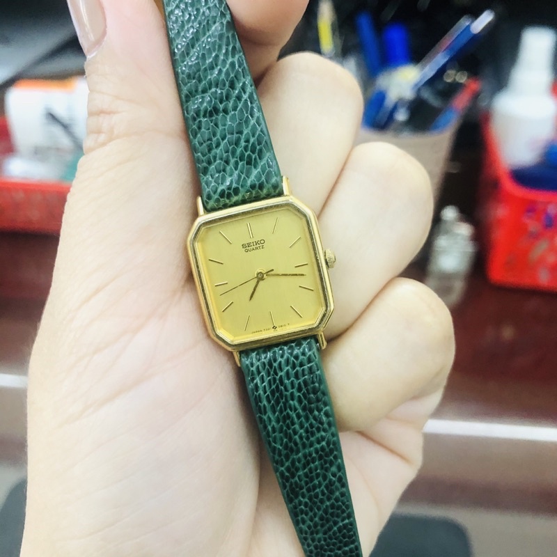 Đồng hồ nữ si nhật dáng tank hiệu Seiko