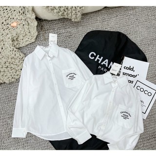 Áo sơ mi form rộng thêu chữ ở túi ngực sang chảnh
