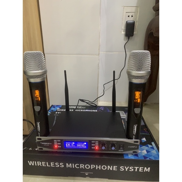 Micro không dây giá rẻ Shuremic UR 656 dùng cho âm ly gia đình , bảo hành 6 thang