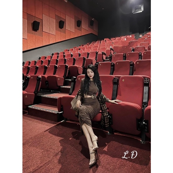 Váy body nhung khoét eo